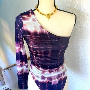 Pretty‎ little thing NWT One Shoulder Graphic Bodysuit Size US 8